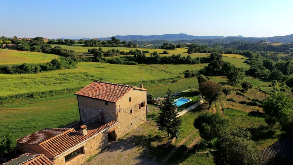 Vista aèria de la masia Cal Trumfet amb la piscina i els prats del Berguedà